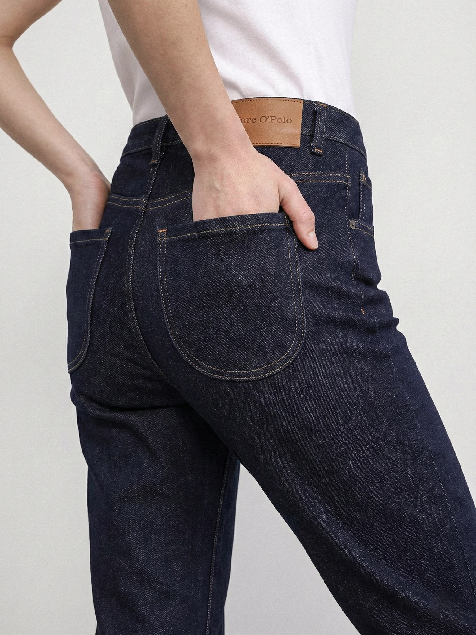 Джинсы темно-синего цвета из смесового хлопка